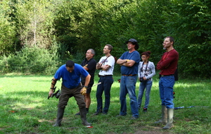A la fin du concours, un orang-outan s'est invité parmi nous. ..... eeuuhhhh pardon, j'avais pas vu que c'était Nico entrain de ramasser ses flèches !
