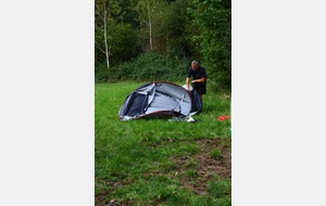 La journée se termine, finalement une journée sans pluie, et Rodolphe remballe son abri. 