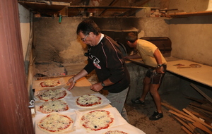 notre chef du jour, assisté de son commis, enfourne les premières pizzas