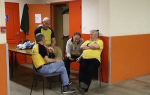 Oui, oui, j'vous dis que le tir à l'arc est un vrai sport : faut faire des pauses de temps en temps, n'est-ce pas les gars ?
