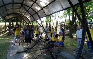 Les uns tirent, les autres donnent leurs conseils, et certains refont la pluie et le beau temps. C'est ça aussi, le Tir à l'Arc Vézerontin !