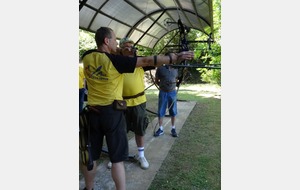 La finale de la meilleure flèche : arc à poulie contre arc classique, la concentration est à son maximum avant la libération...