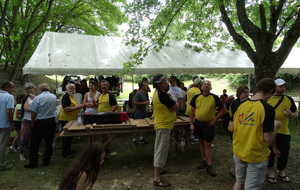 Quelqu'un a crié : "APERÔÔÔ…" et voilà le travail : la cohue sous le chapiteau !
