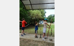 Trop jeunes pour l'apéro… mais déjà mûrs pour un apprentissage du tir à l'arc ?